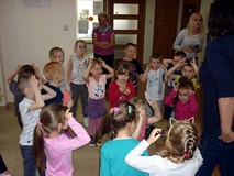 Wesoła zabawa W OTWIERANĄ KSIĄŻKĘ, z której wyskakują bohaterowie baśni