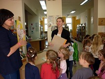 Pani Wiola wzruszona odbiera LAURKĘ od dzieci i ich opiekunów