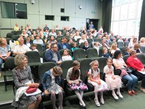 Widownia zgromadzona na 50. Turnieju Recytatorskim „Ptaki, ptaszki i ptaszęta polne”