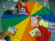 Dzieci  oglądają wybrane przez siebie książki