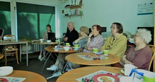 Czytelnicy Wypożyczalni „książki mówionej”słuchają opowieści o Zofii Kossak