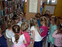 Kontenerek z książkami - oblegany przez dzieci