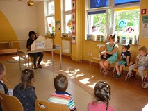 Teatrzyk KAMISHIBAI - dzieci słuchają historyjki ŻABKA MA PRZYJACIELA