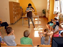 Pani Wiola pokazuje dzieciom najciekawsze książeczki o przyjażni