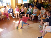 Wesoła zabawa - rzucanie kostką i pokazywanie 