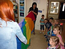 Kolejne zadanie - odgadywanie imion kolegów i koleżanek ukrytych za chustą integracyjną