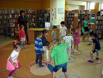 Zabawa z wykorzystaniem hula-hoop