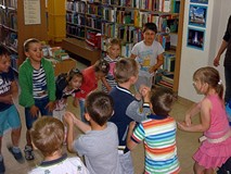 Dzieci - w dwóch drużynach - odgrywają role SMOKA, KSIĘŻNICZKI i RYCERZA