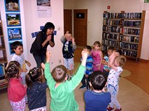 Hurrra - zwycięstwo. Cieszą się dzieci i Pani Wiola