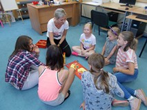 Bibliotekarka wraz z dziećmi podczas zabawy