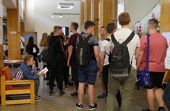 Czytelnicy w wypożyczalni „Żywej Książki”