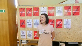 Bibliotekarka udostępnia „Żywe Książki”