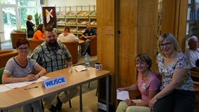 Bibliotekarki witają czytelników chętnych do rozmowy z Żywymi Książkami