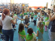 Dzieci bawią się w 