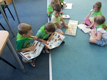 Dzieci  oglądają wybrane przez siebie książki