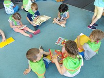 Dzieci  oglądają wybrane przez siebie książki