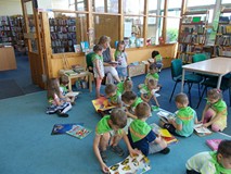 Dzieci  oglądają wybrane przez siebie książki