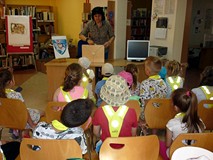 Pani Wiola przygotowuje teatrzyk Kamishibai do prezentacji LEGENDY O PIĘKNEJ LINIE