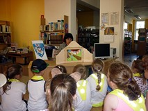 Dzieci słuchają LEGENDY O PIĘKNEJ LINIE. Oto jedna ze scenek.