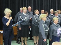 Od lewej: prowadząca spotkanie, członkowie Zespołu Reprezentacyjnego Środkowopomorskiego Okręgu Zwią