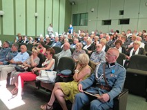 Publiczność zebrana na spotkaniu z Januszem Piotrem Kowalkowskim.