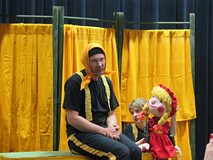 Fragment przedstawienia Teatru Władca Lalek ze Słupska pt. „Czerwony Kapturek”. Akror w żółtej chust