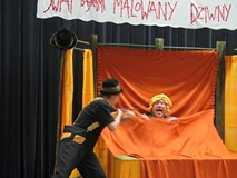 Występ Teatru Władca Lalek ze Słupska pt. „Czerwony Kapturek”. Scena, w której myśliwy strzela do wi