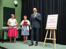 Wicestarosta Koszaliński, Dariusz Kalinowski składa gratulacje nagrodzonym czytelnikom dziecięcym. N