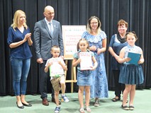 Najaktywniejsi czytelnicy reprezentujący Gminną Bibliotekę Publiczną w Będzinie: dwie dziewczynki i 