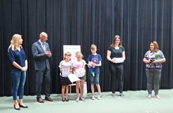 Najaktywniejsi czytelnicy reprezentujący Bibliotekę Publiczną Gminy w Biesiekierzu: dwie dziewczynki