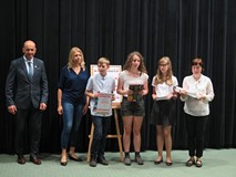 Najaktywniejsi czytelnicy reprezentujący Miejsko-Gminną Bibliotekę Publiczną w Bobolicach: dwie dzie