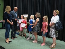 Najaktywniejsi czytelnicy reprezentujący Bibliotekę Publiczną Gminy Manowo: cztery dziewczynki i dwó