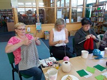 Trzy panie robią na drutach