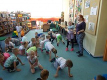 Bibliotekarka i mała czytelniczka prowadzą zabawę ruchową dla dzieci