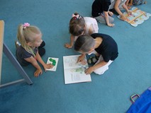 Dzieci  oglądają wybrane przez siebie książki