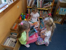Dziewczynki oglądają książeczki