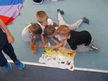 Chłopcy oglądają razem książkę