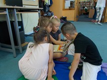 Dzieci  oglądają wybrane przez siebie książki