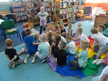 Bibliotekarka czyta dzieciom książkę