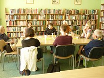 na zdjęciu uczestnicy rozmawiają o książce