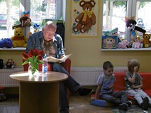 Aktor czyta dzieciom bajkę