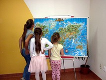 MOLIKI przed mapą świata