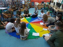 Wspólne śpiewanie piosenek harcerskich przy akompaniamencie gitary