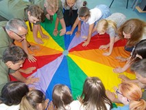 Wspólna zabawa na chuście animacyjnej