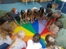 Wspólna zabawa na chuście animacyjnej