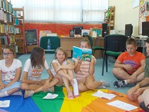 dziewczynka głośno czyta fragment ksiązki ,,Czarne stopy