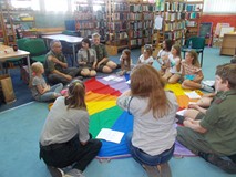 Drużynowy opowiada dzieciom o harcerstwie