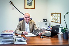 dyrektor KBP Andrzej Ziemiński w swoim gabinecie