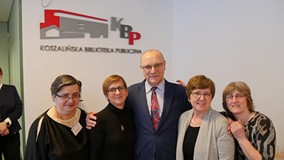 dyrektor KBP Andrzej Ziemiński stoi ze swymi parcownicami