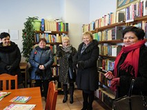 Wizyta bibliotekarzy bibliotek gminnych w filiach biblioteki w Sianowie,  w czasie konferencji